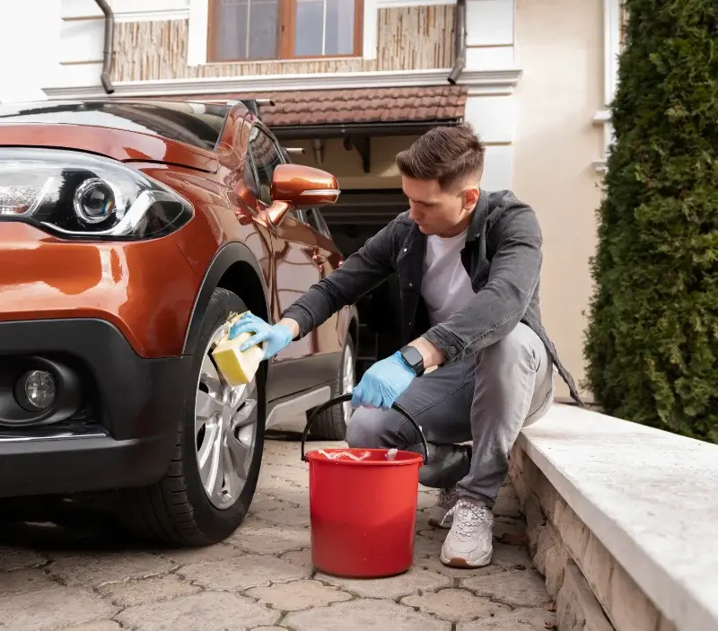 Lavage auto à domicile Saint-Pardoux-Soutiers : professionnel intervenant sur un véhicule